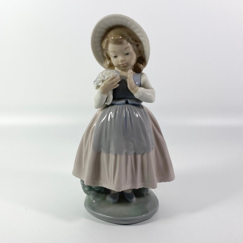 Lladro Nao Porcelain Figurine Titled Girl With Bouquet 8' inches, Retired Spain